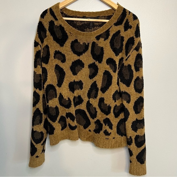 BCBGMAXAZRIA Pullover Sweater Leopard Print Camel Black Sz M Fluffy Soft - Picture 2 of 10